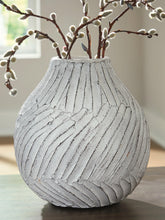 J&M Furniture - Ashley Furniture - Shelvie Vase - Vase - A2000848