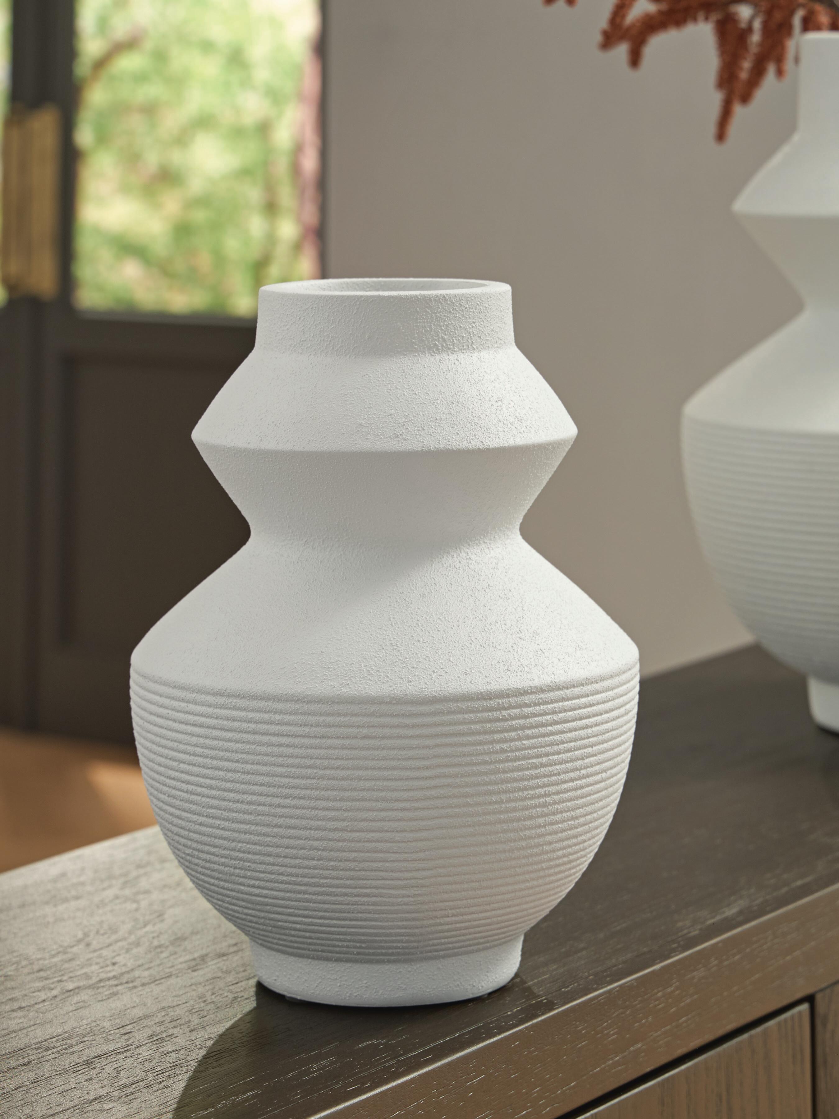 J&M Furniture - Ashley Furniture - Naveen Vase - Vase - A2000870