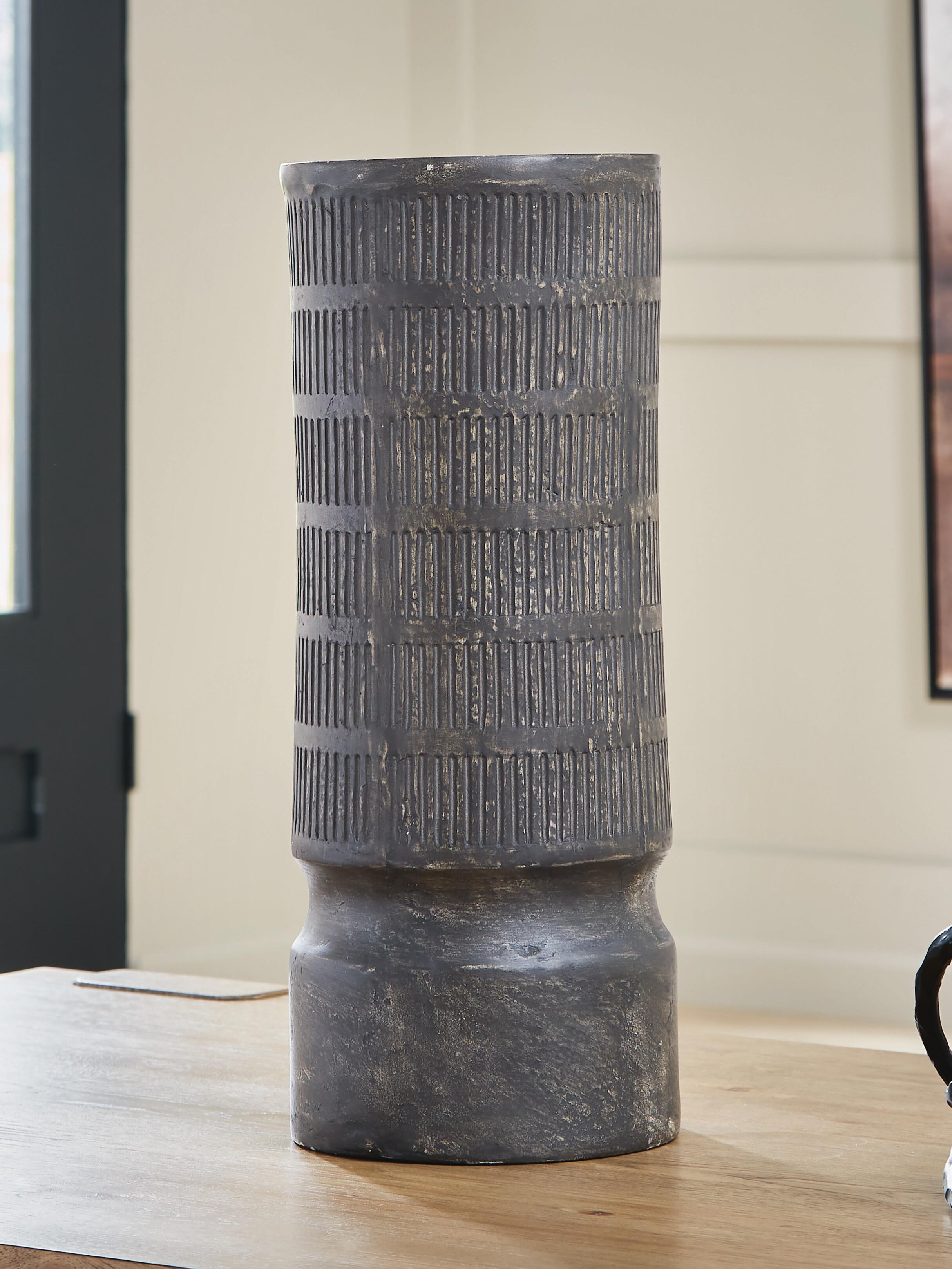 J&M Furniture - Ashley Furniture - Beninworth Vase - Vase - A2000879