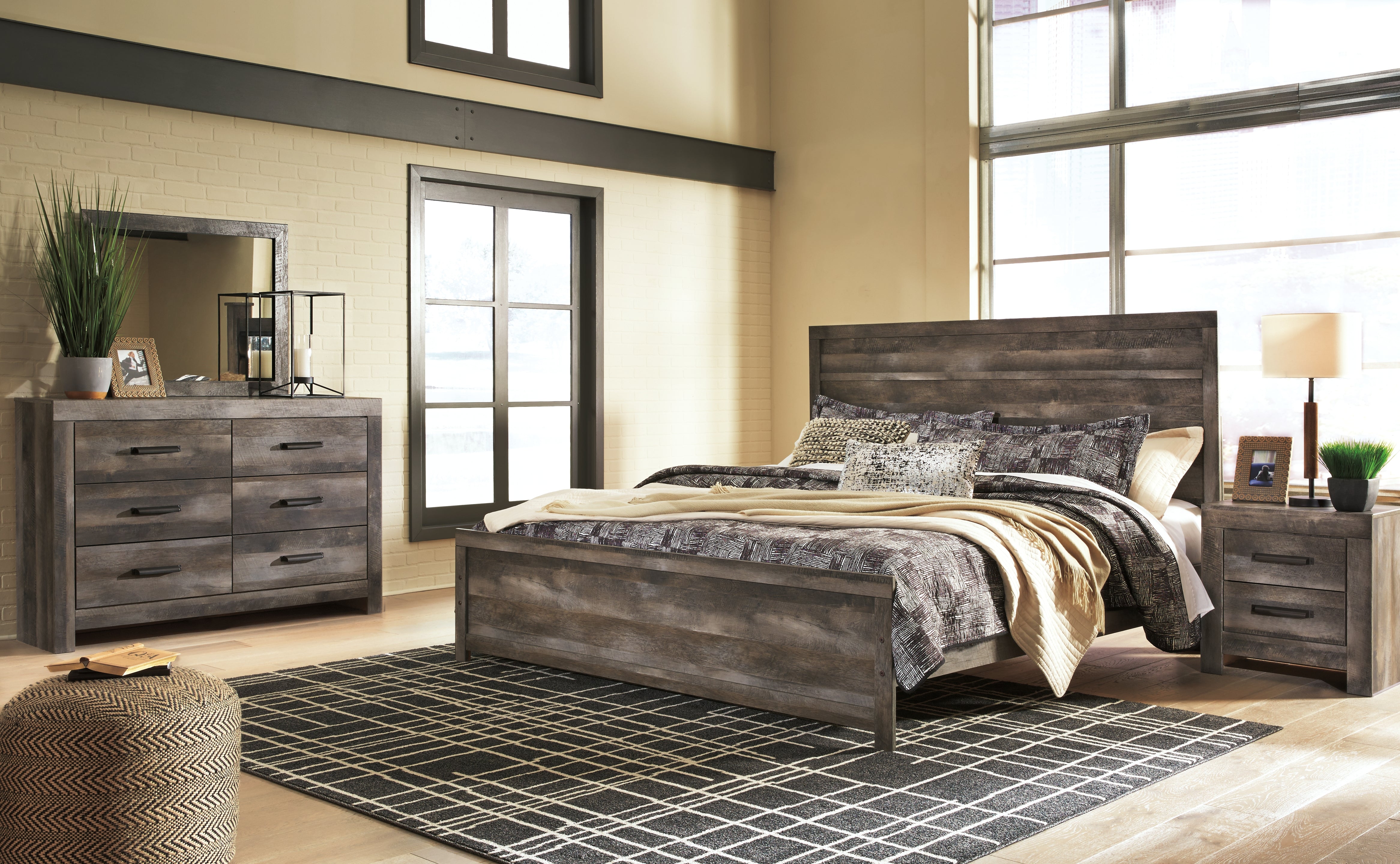J&M Furniture - Ashley Furniture - Wynnlow King Panel Bed with Mirrored Dresser and Nightstand - King Panel Bed with Mirrored Dresser and Nightstand - B440B23