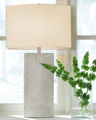 J&M Furniture - Ashley Furniture - Bradard Table Lamp - Poly Table Lamp (1/CN) - L243264
