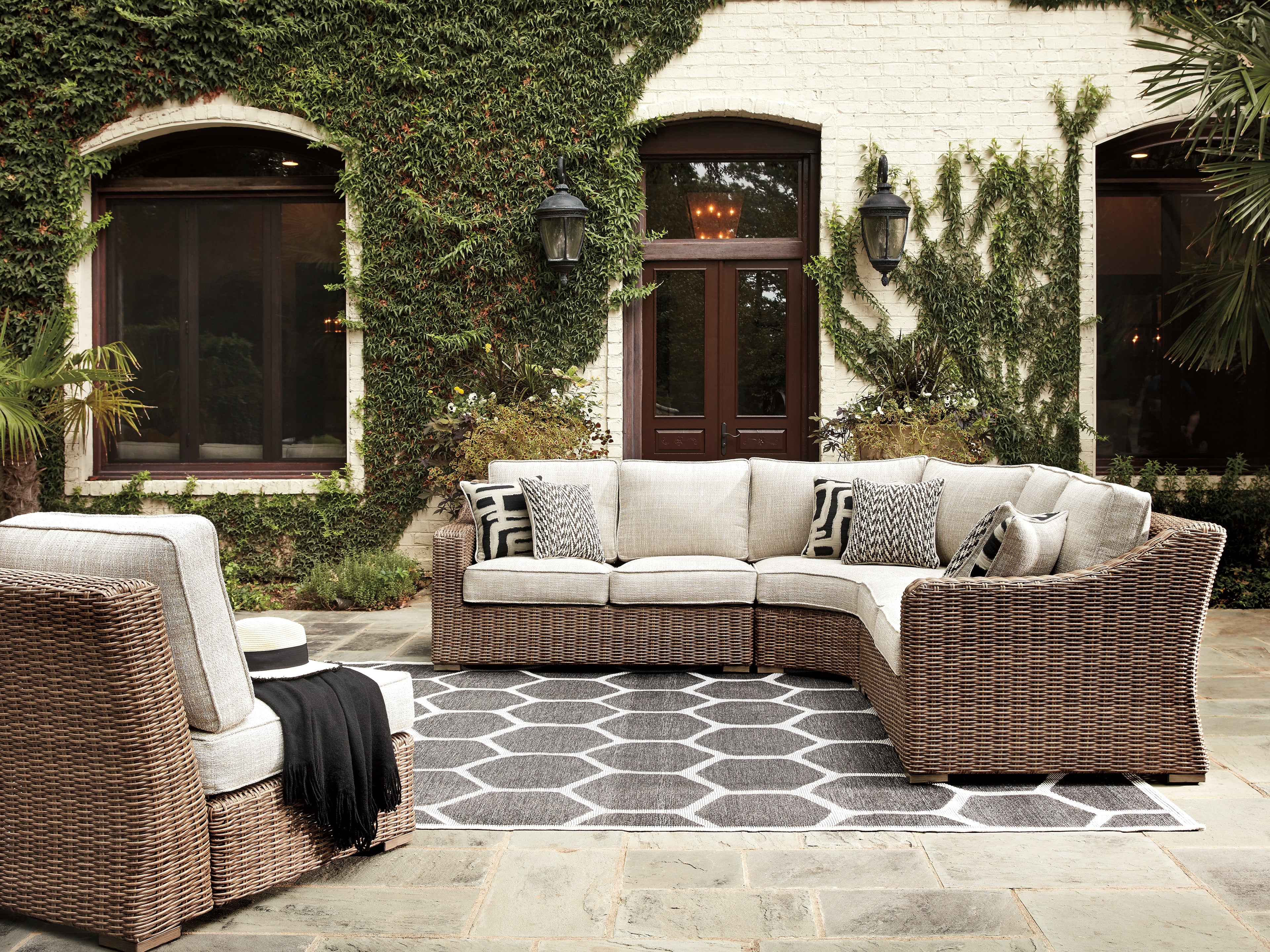 J&M Furniture - Ashley Furniture - Beachcroft 5-Piece Outdoor Seating Set - 5-Piece Outdoor Seating Set - P791P8