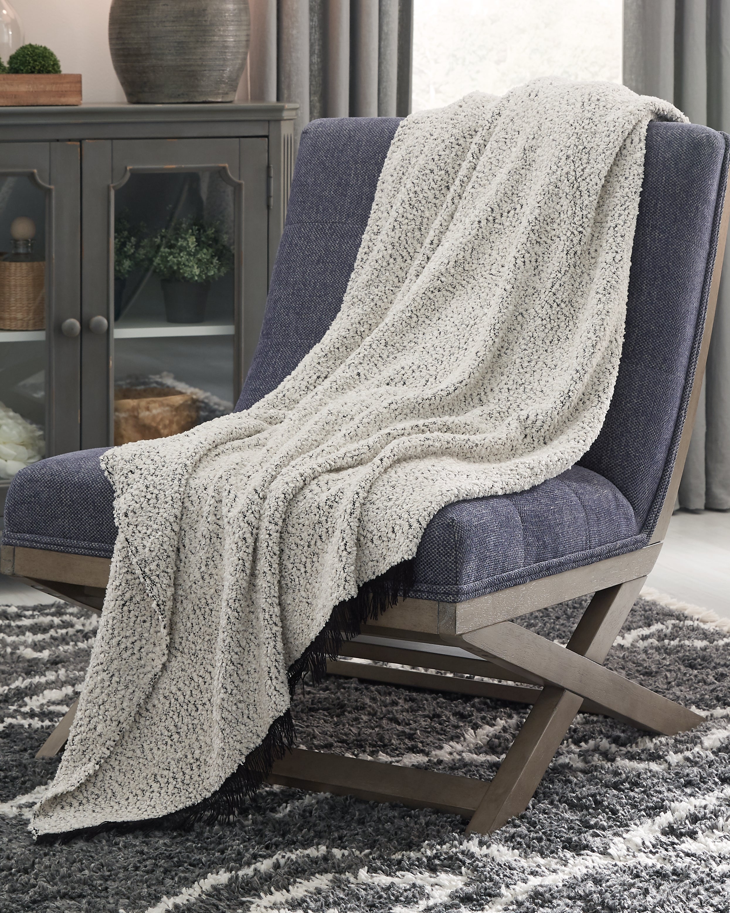 J&M Furniture - Ashley Furniture - Leonita Throw - Throw / Black/White - A1000769T