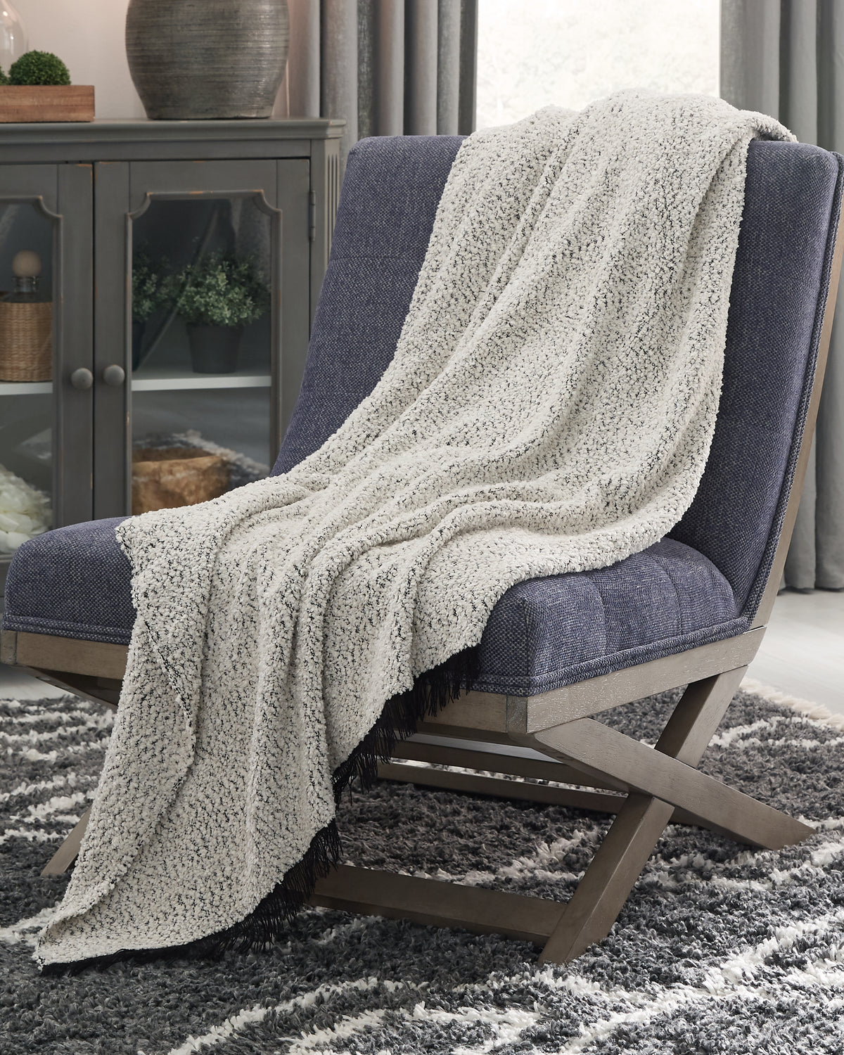 J&M Furniture - Ashley Furniture - Leonita Throw - Throw / Black/White - A1000769T