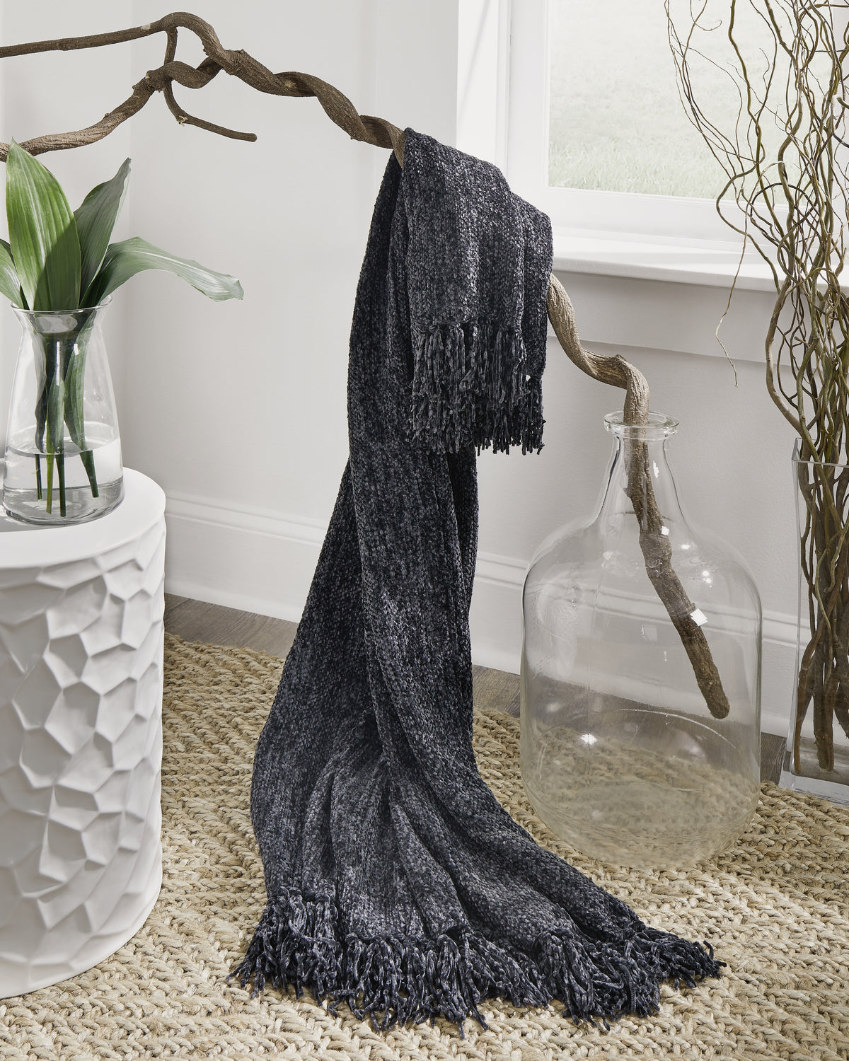J&M Furniture - Ashley Furniture - Tamish Throw (Set of 3) - Throw (3/CS) / Black - A1001027