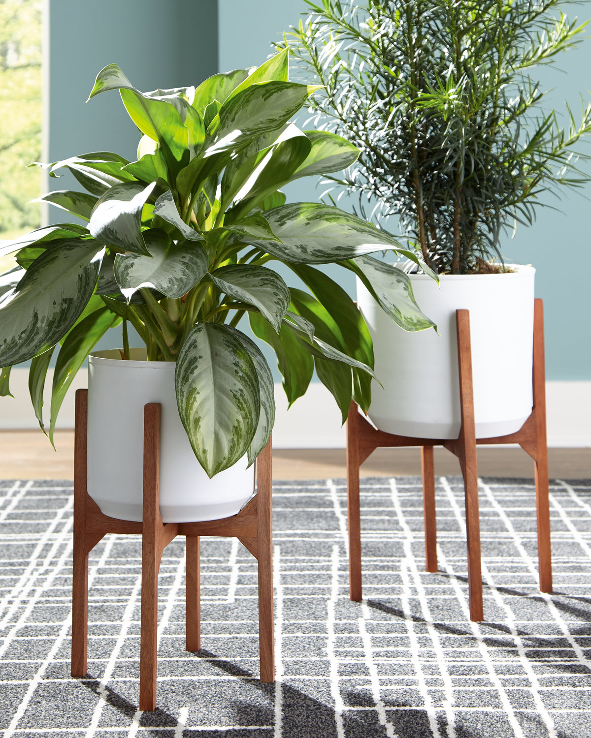 J&M Furniture - Ashley Furniture - Dorcey Planter (Set of 2) - Planter Set (Set of 2) / White/Brown - A2000427