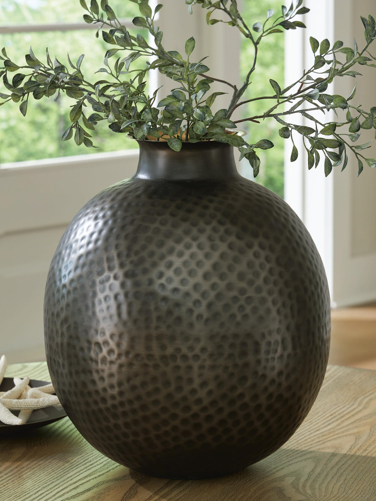 J&M Furniture - Ashley Furniture - Woody Vase - Vase - A2000845