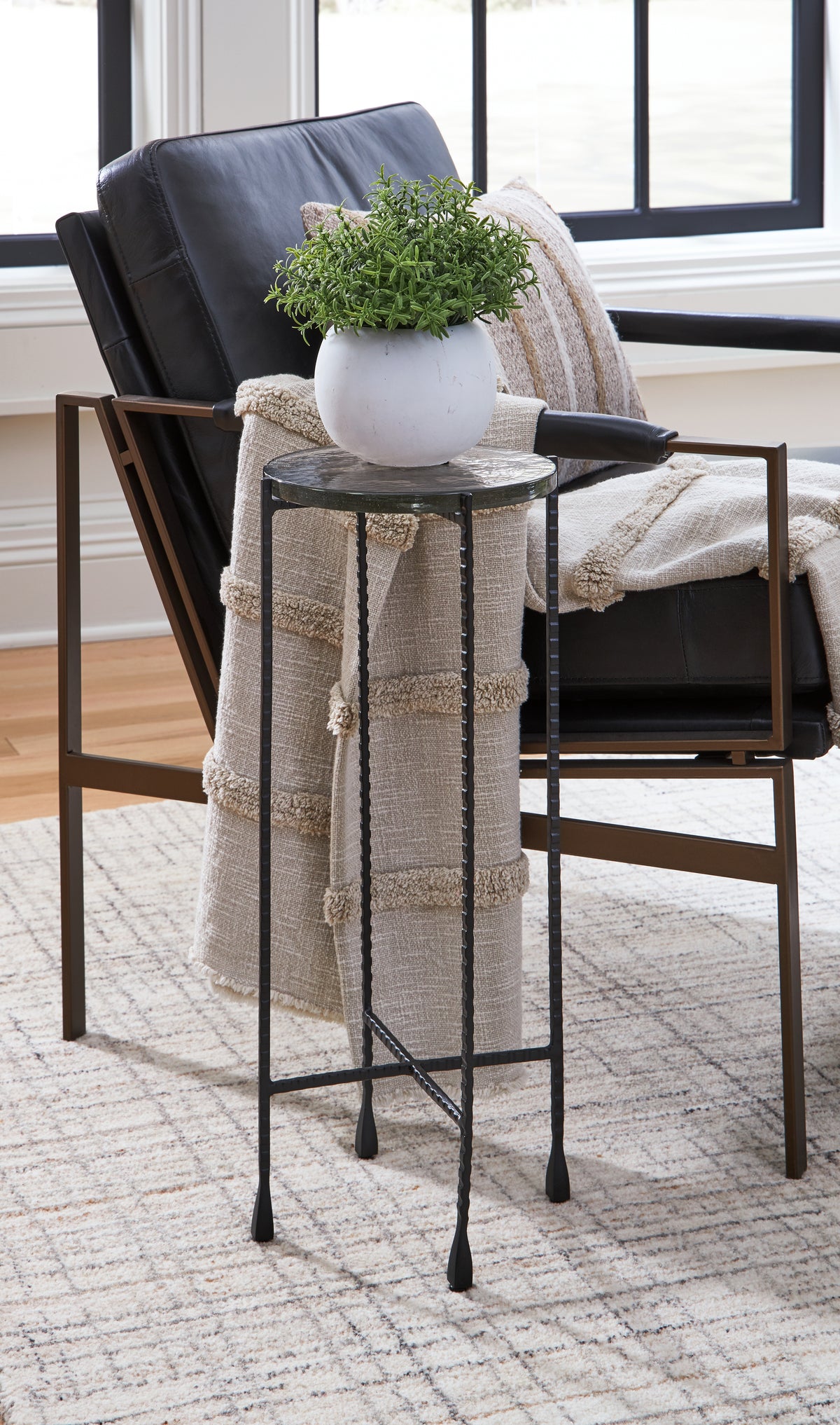 J&M Furniture - Ashley Furniture - Newgoren Accent Table - Accent Table / Clear/Black - A4000631