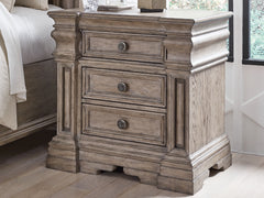 J&M Furniture - Ashley Furniture - Blairhurst Nightstand - Three Drawer Night Stand / Light Grayish Brown - B916-93