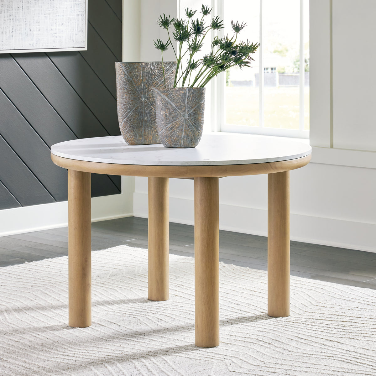 J&M Furniture - Ashley Furniture - Sawdyn Dining Table - Round Dining Room Table / Light Brown - D427-15