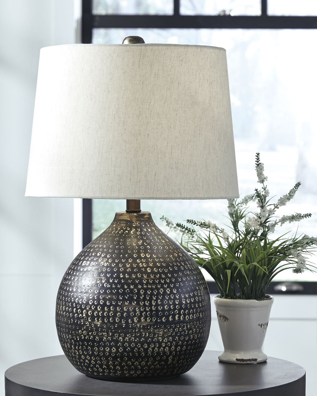 J&M Furniture - Ashley Furniture - Maire Table Lamp (Set of 2) - Table Lamp (Set of 2) / Black/Gold Finish - L207294X2