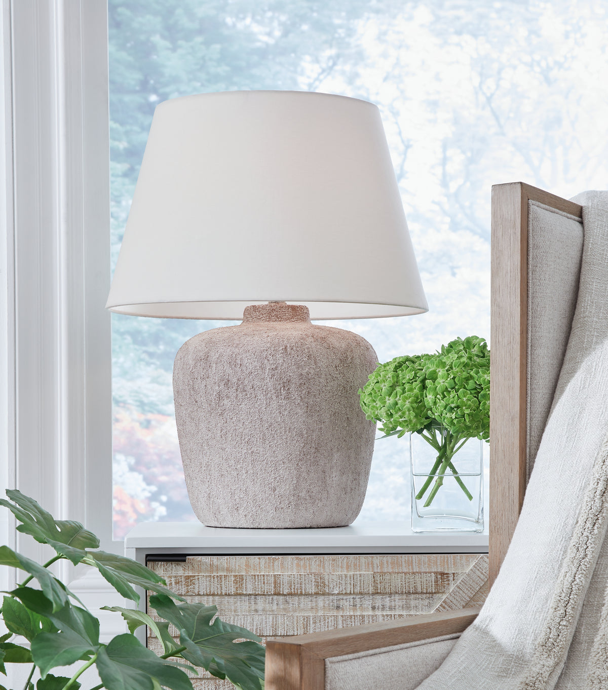 J&M Furniture - Ashley Furniture - Danry Table Lamp (Set of 2) - Table Lamp (Set of 2) / Distressed Cream - L207454X2