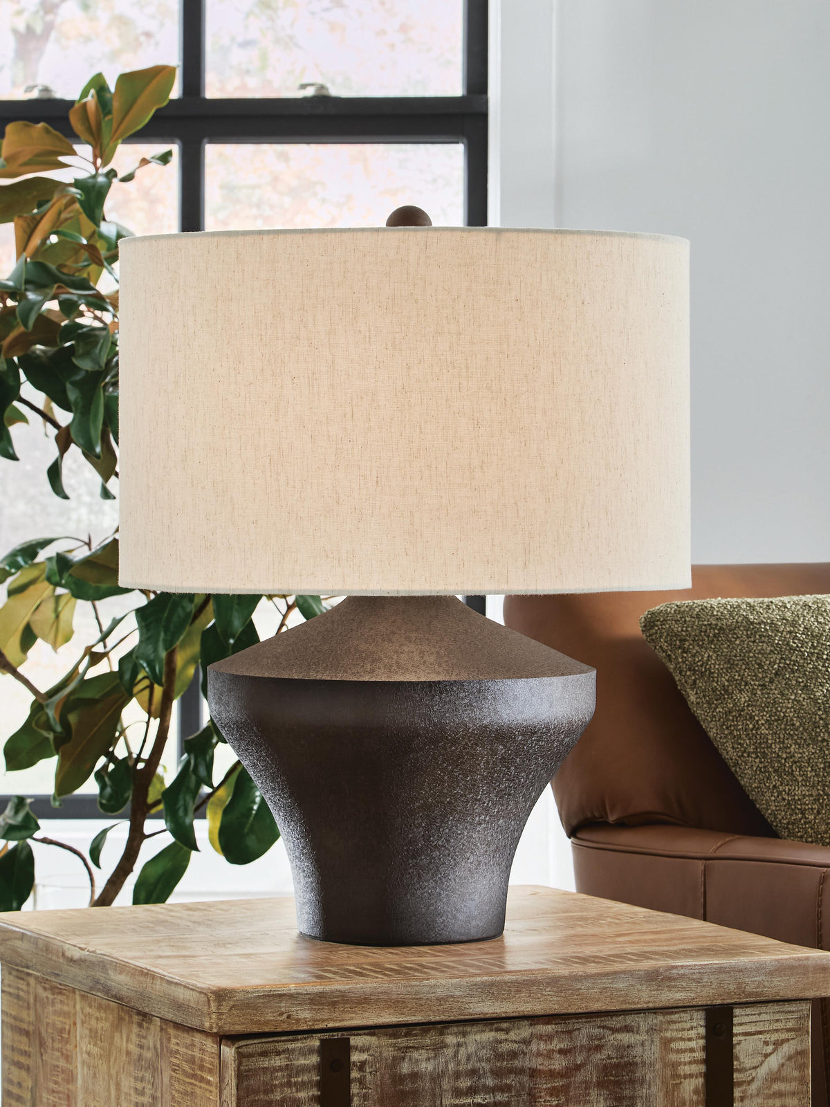 J&M Furniture - Ashley Furniture - Dolanham Table Lamp - Metal Table Lamp (1/CN) - L207674