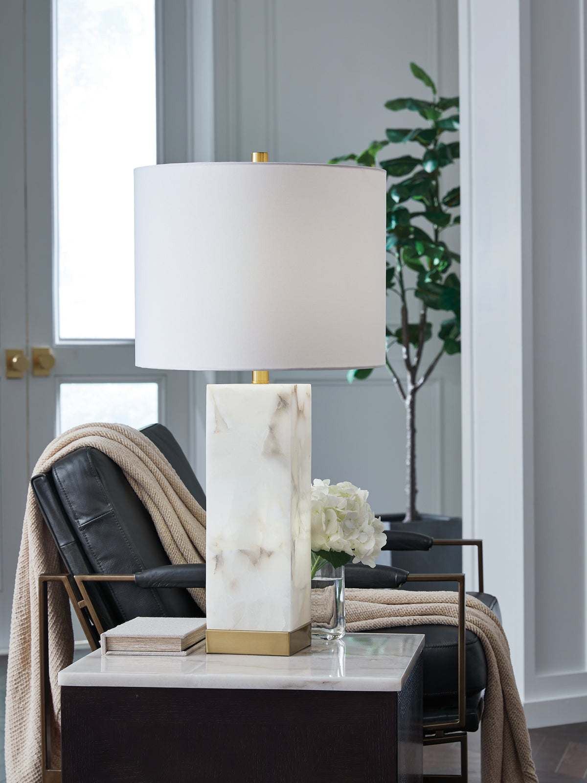 J&M Furniture - Ashley Furniture - Linderfield Table Lamp - Alabaster Table Lamp (1/CN) / White/Gold Finish - L429094