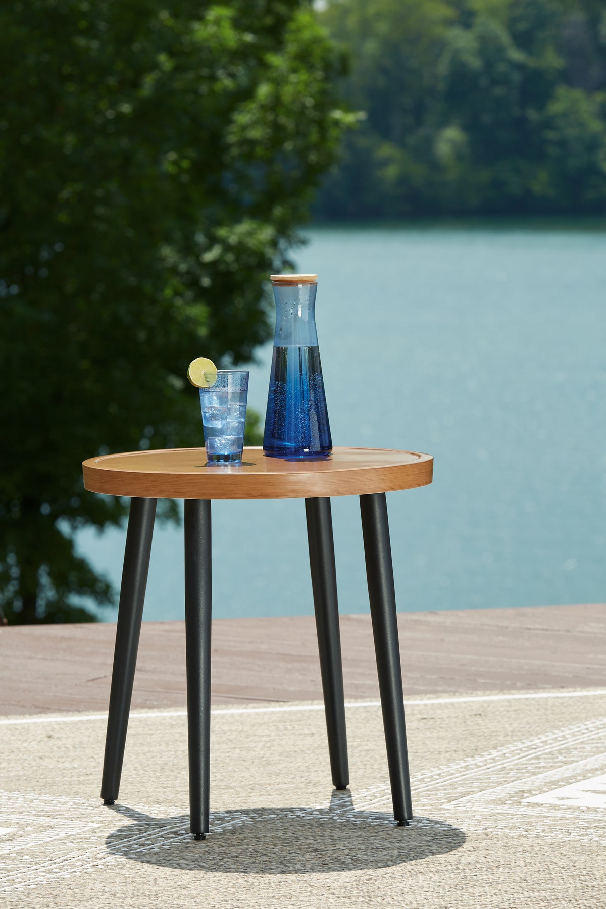J&M Furniture - Ashley Furniture - Horizon Hall Outdoor End Table - Round End Table / Two-tone Brown - P572-706