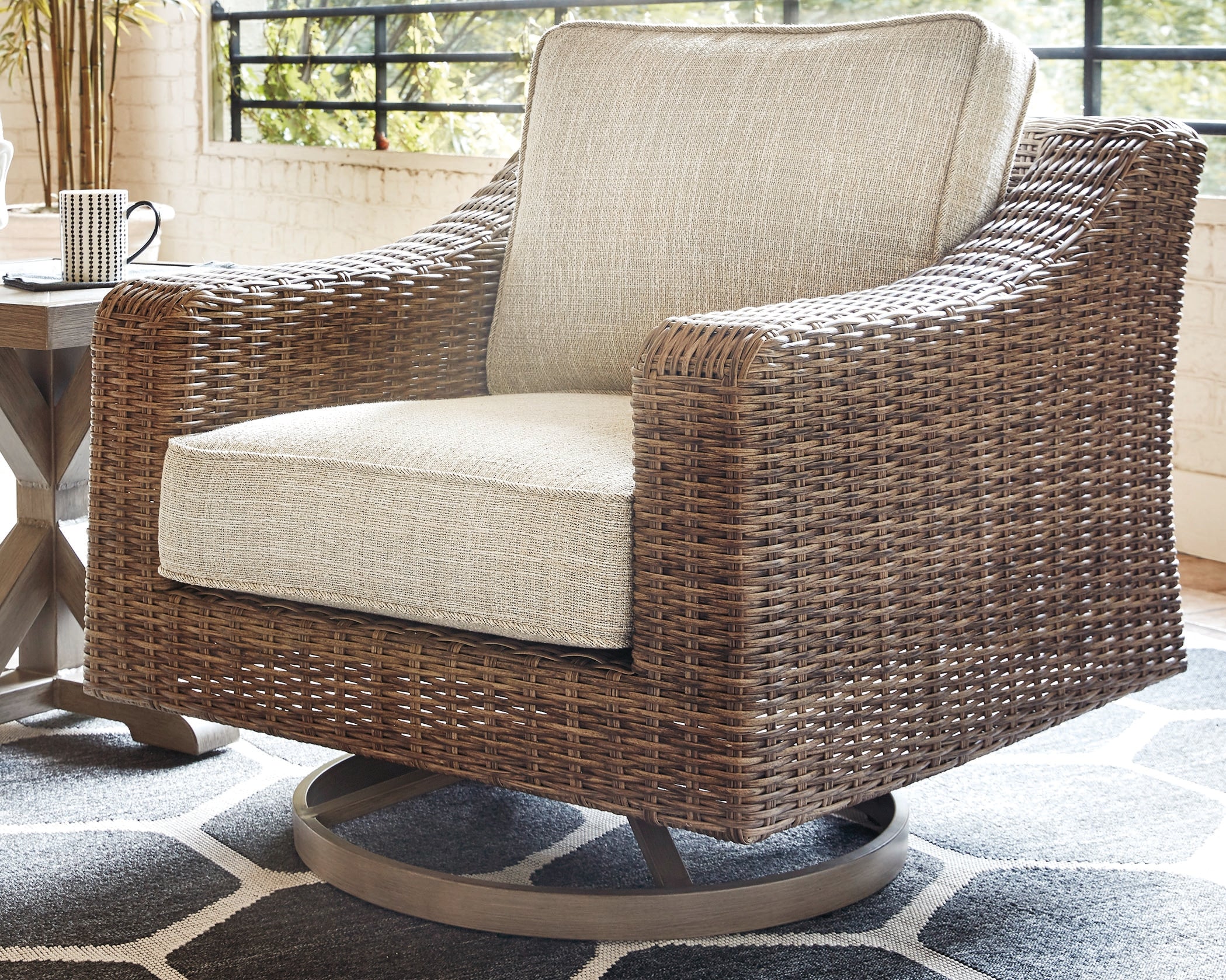 J&M Furniture - Ashley Furniture - Beachcroft Outdoor Swivel Lounge with Cushion - Swivel Lounge Chair (1/CN) / Black/Light Gray - P792-821