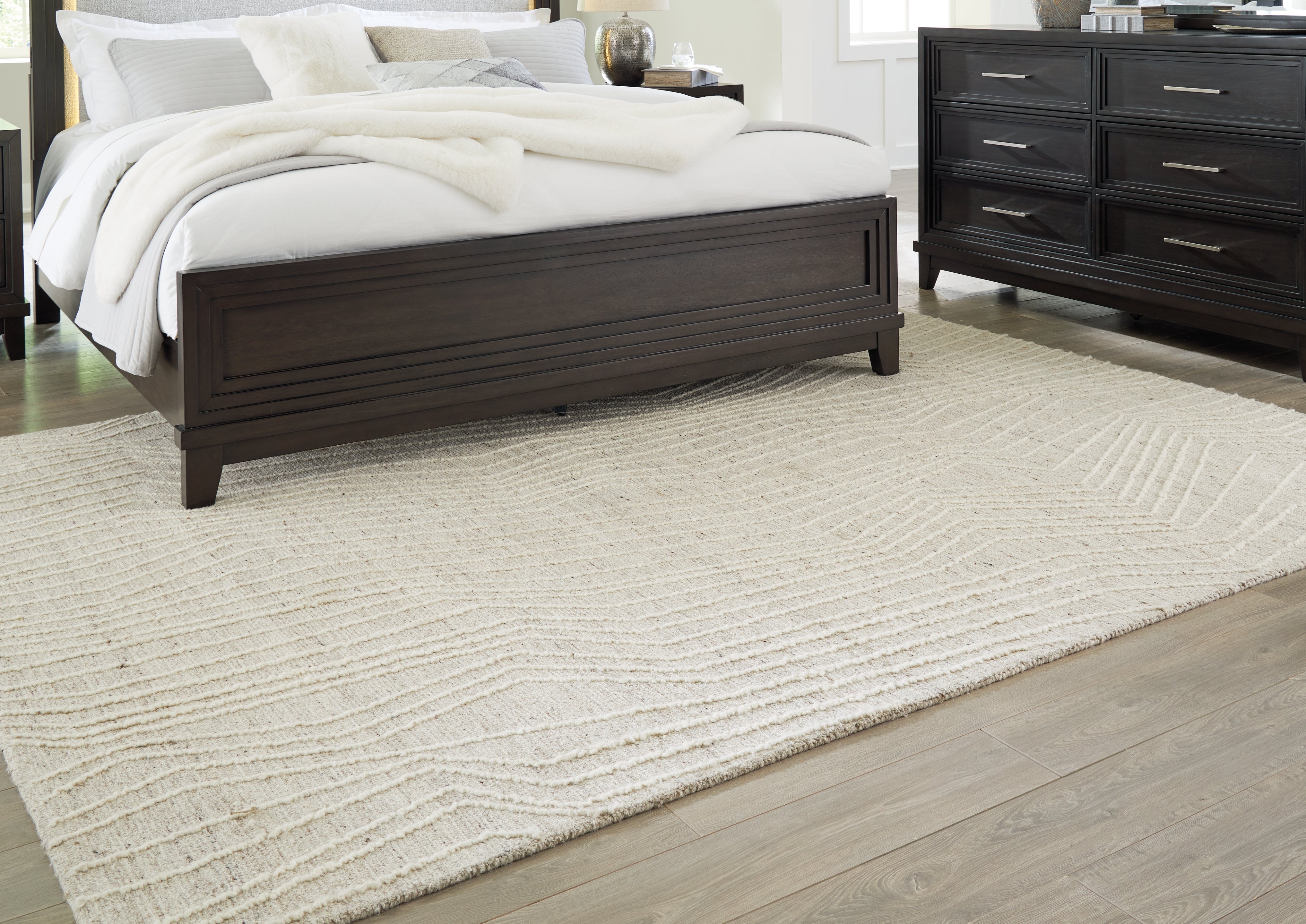 J&M Furniture - Ashley Furniture - Varahill 8' x 10' Rug - 8' x 10' Rug / Gray/Ivory - R406931