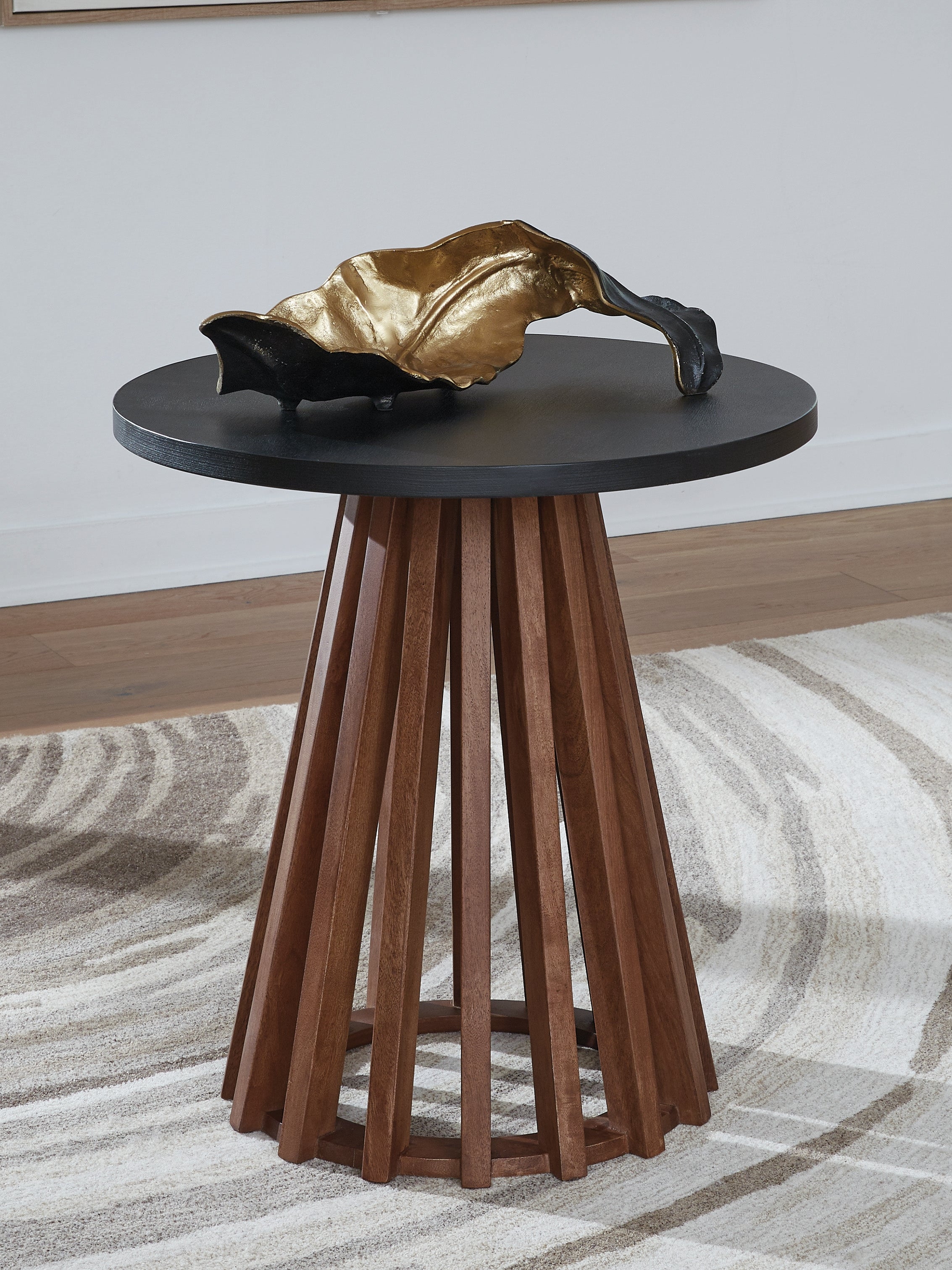 J&M Furniture - Ashley Furniture - Kallari End Table - Round End Table / Warm Brown/Black - T737-6