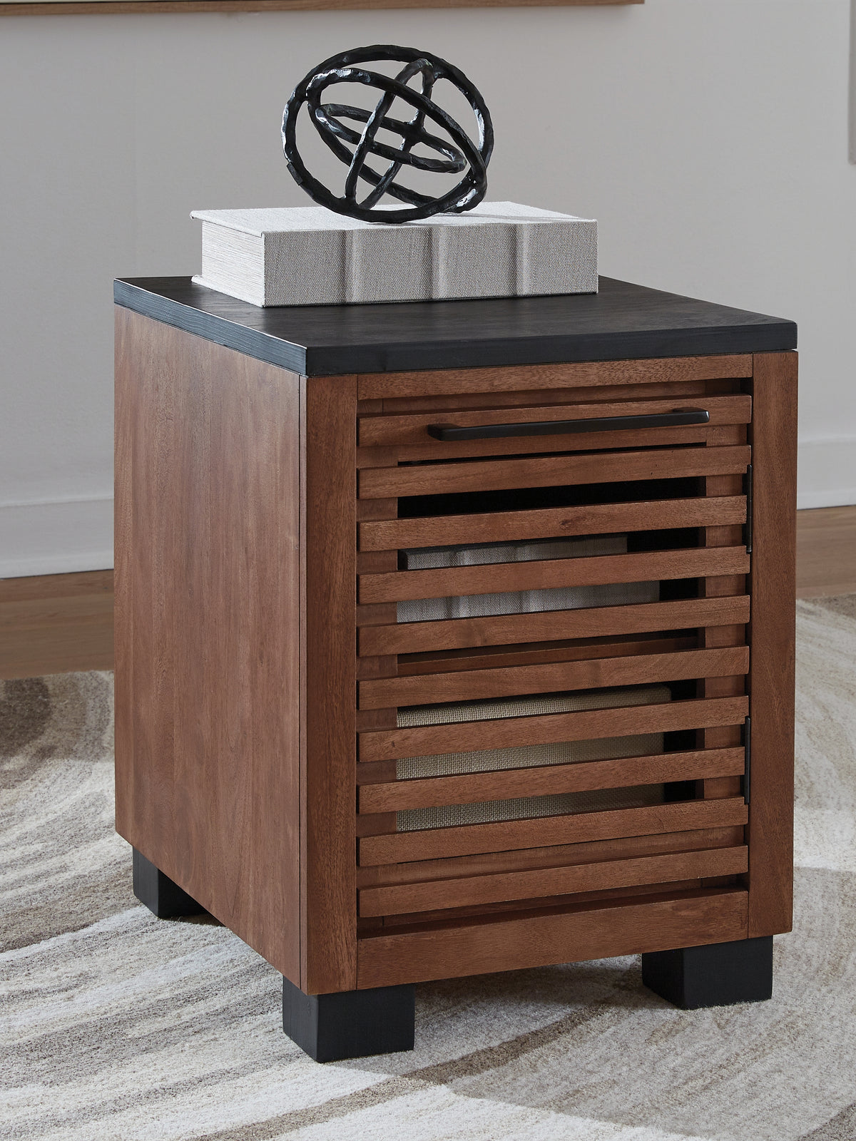 J&M Furniture - Ashley Furniture - Kallari Chairside End Table - Chair Side End Table / Warm Brown/Black - T737-7